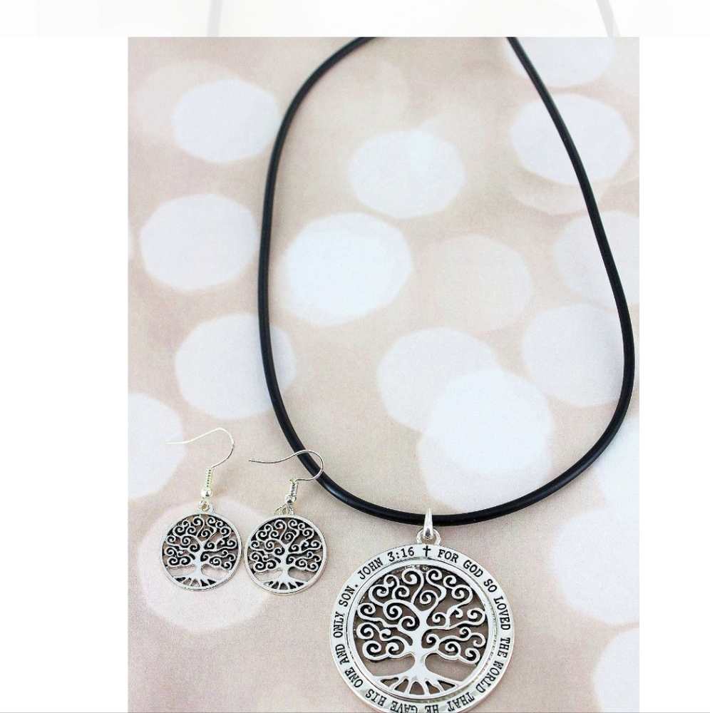 NWT Necklace Set